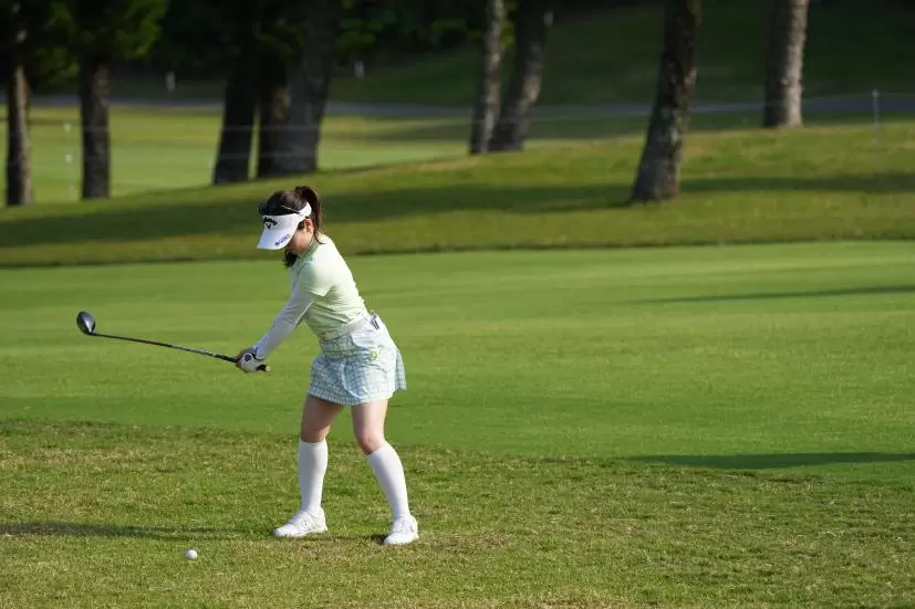 西村優菜のフェアウェイウッドスイング（斜め前方）連続写真【2022年ダイキンオーキッドレディスゴルフトーナメント】