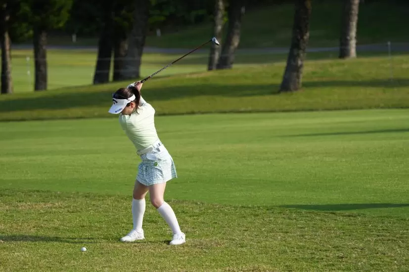 西村優菜のフェアウェイウッドスイング（斜め前方）連続写真【2022年ダイキンオーキッドレディスゴルフトーナメント】