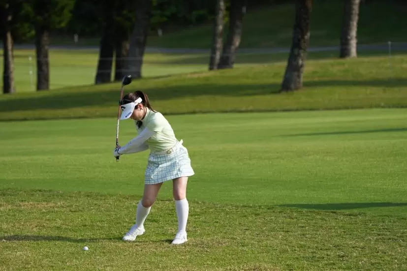 西村優菜のフェアウェイウッドスイング（斜め前方）連続写真【2022年ダイキンオーキッドレディスゴルフトーナメント】