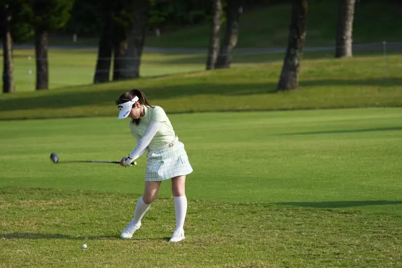 西村優菜のフェアウェイウッドスイング（斜め前方）連続写真【2022年ダイキンオーキッドレディスゴルフトーナメント】