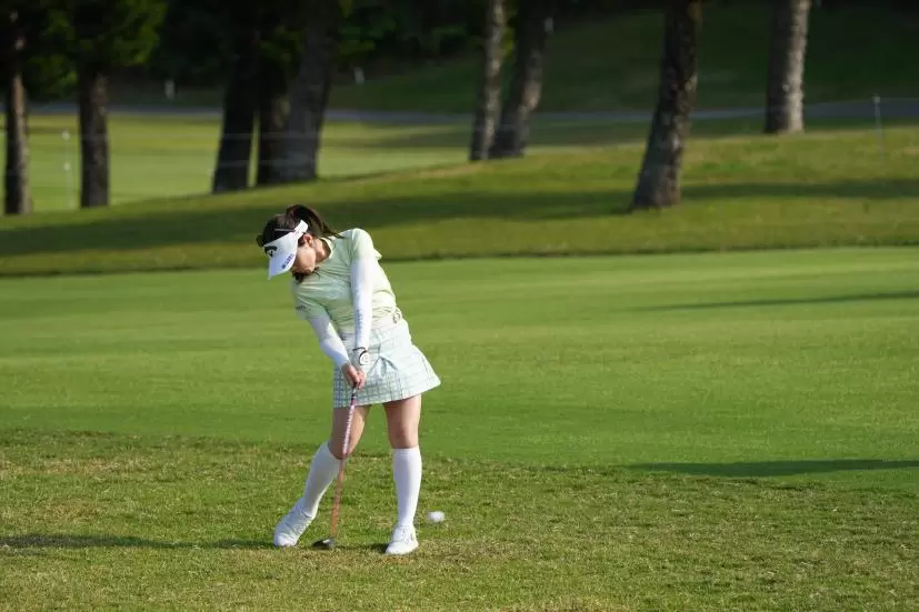 西村優菜のフェアウェイウッドスイング（斜め前方）連続写真【2022年ダイキンオーキッドレディスゴルフトーナメント】