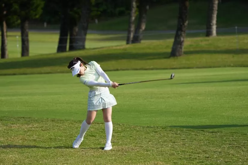 西村優菜のフェアウェイウッドスイング（斜め前方）連続写真【2022年ダイキンオーキッドレディスゴルフトーナメント】