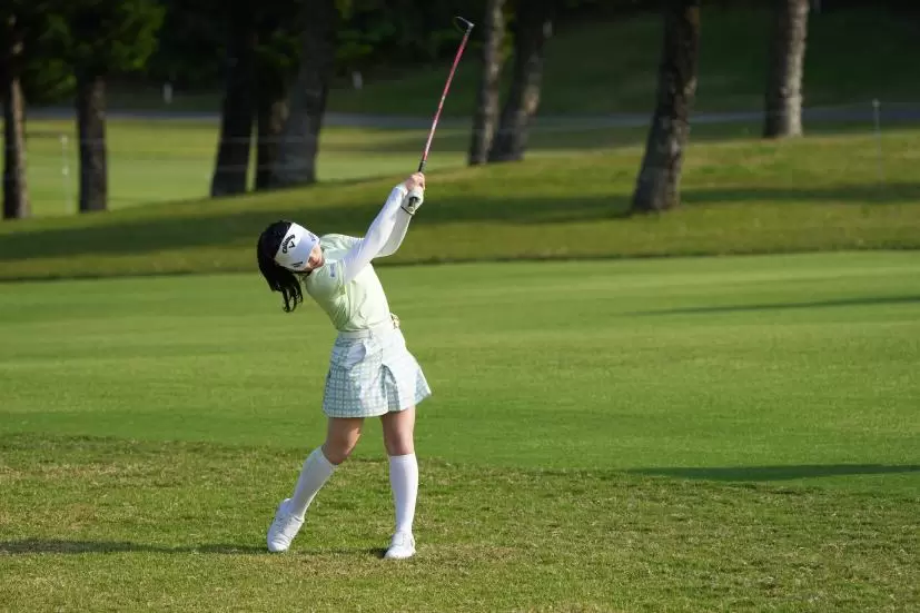 西村優菜のフェアウェイウッドスイング（斜め前方）連続写真【2022年ダイキンオーキッドレディスゴルフトーナメント】