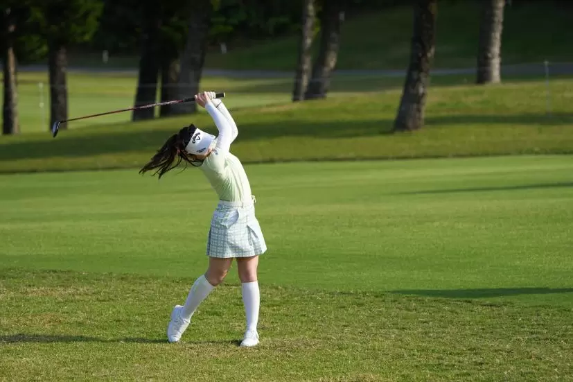 西村優菜のフェアウェイウッドスイング（斜め前方）連続写真【2022年ダイキンオーキッドレディスゴルフトーナメント】