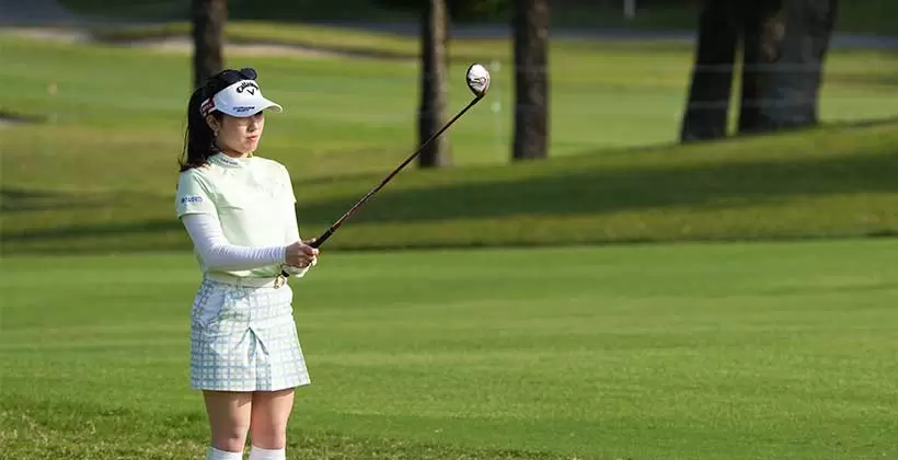 西村優菜のフェアウェイウッドスイング(斜め前方)連続写真【2022年ダイキンオーキッドレディスゴルフトーナメント】