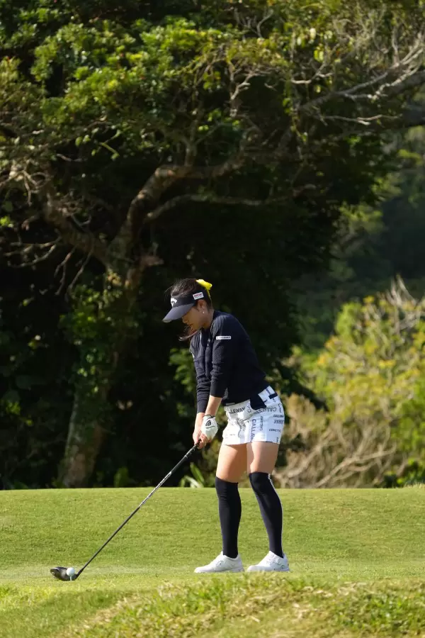 河本結のドライバースイング（斜め前方）連続写真【2022年ダイキンオーキッドレディスゴルフトーナメント】