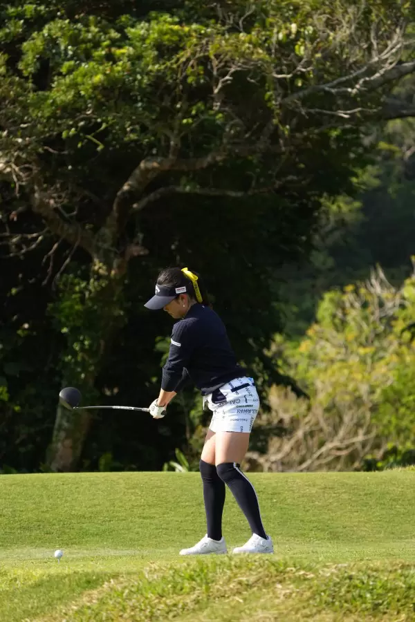 河本結のドライバースイング（斜め前方）連続写真【2022年ダイキンオーキッドレディスゴルフトーナメント】