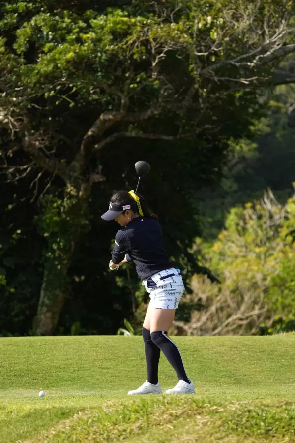 河本結のドライバースイング（斜め前方）連続写真【2022年ダイキンオーキッドレディスゴルフトーナメント】