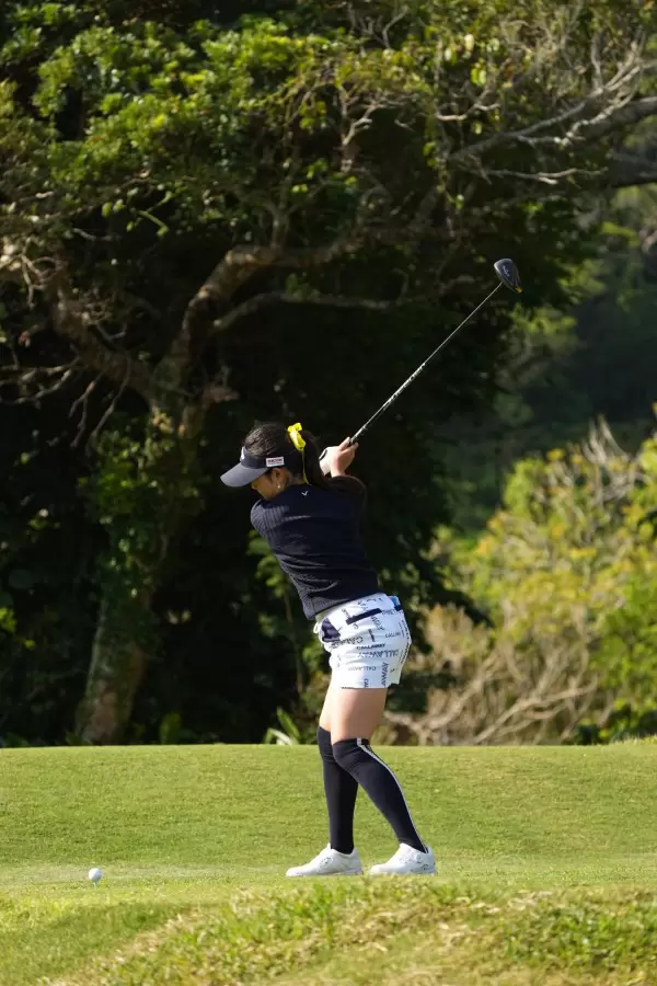 河本結のドライバースイング（斜め前方）連続写真【2022年ダイキンオーキッドレディスゴルフトーナメント】