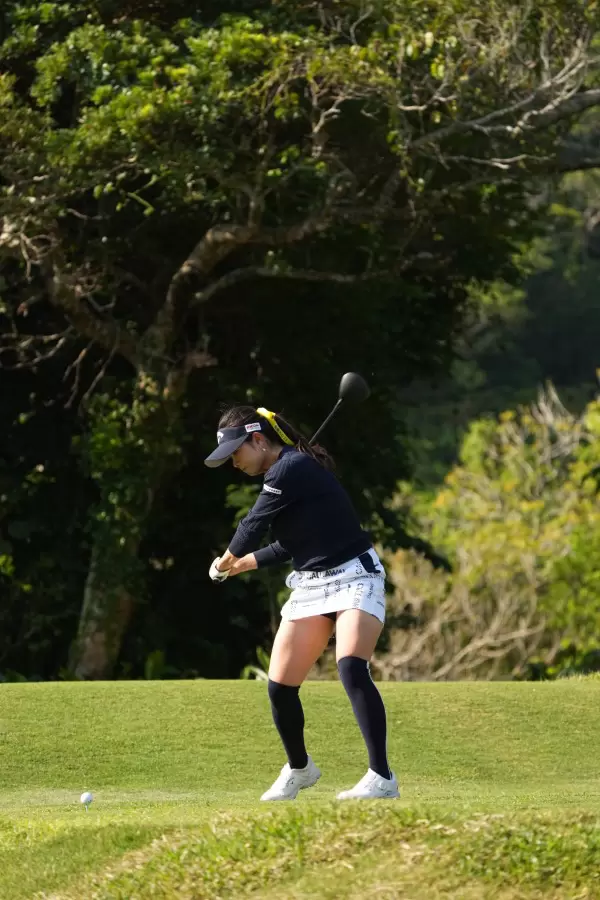 河本結のドライバースイング（斜め前方）連続写真【2022年ダイキンオーキッドレディスゴルフトーナメント】