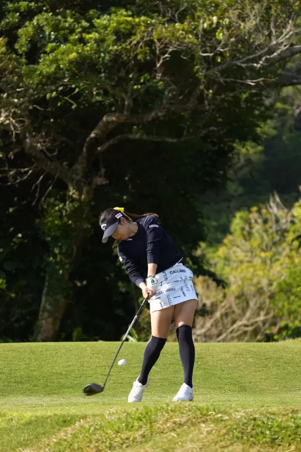 河本結のドライバースイング（斜め前方）連続写真【2022年ダイキンオーキッドレディスゴルフトーナメント】