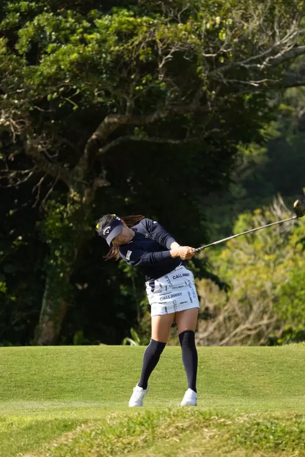 河本結のドライバースイング（斜め前方）連続写真【2022年ダイキンオーキッドレディスゴルフトーナメント】