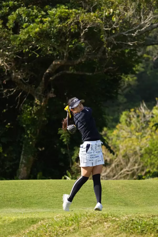 河本結のドライバースイング（斜め前方）連続写真【2022年ダイキンオーキッドレディスゴルフトーナメント】