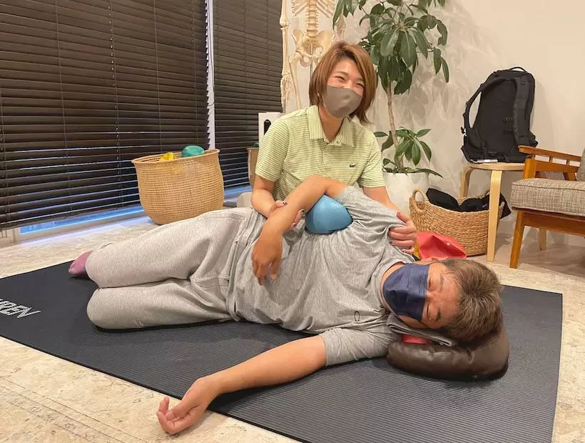 野村タケオが関節調律を受けている様子の写真