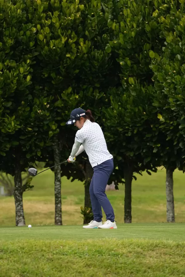 藤田さいきのドライバースイング（斜め前方）連続写真【2022年ダイキンオーキッドレディスゴルフトーナメント】