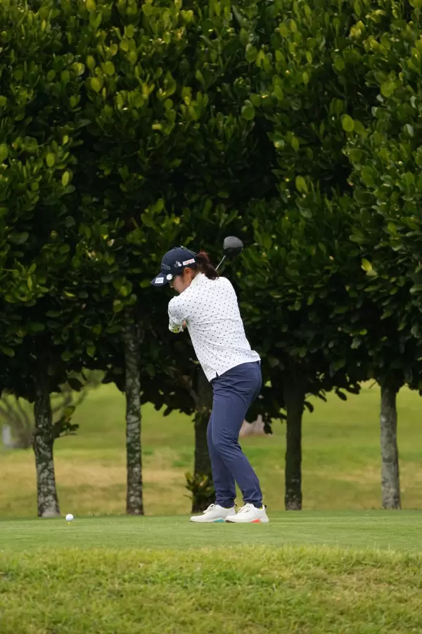 藤田さいきのドライバースイング（斜め前方）連続写真【2022年ダイキンオーキッドレディスゴルフトーナメント】