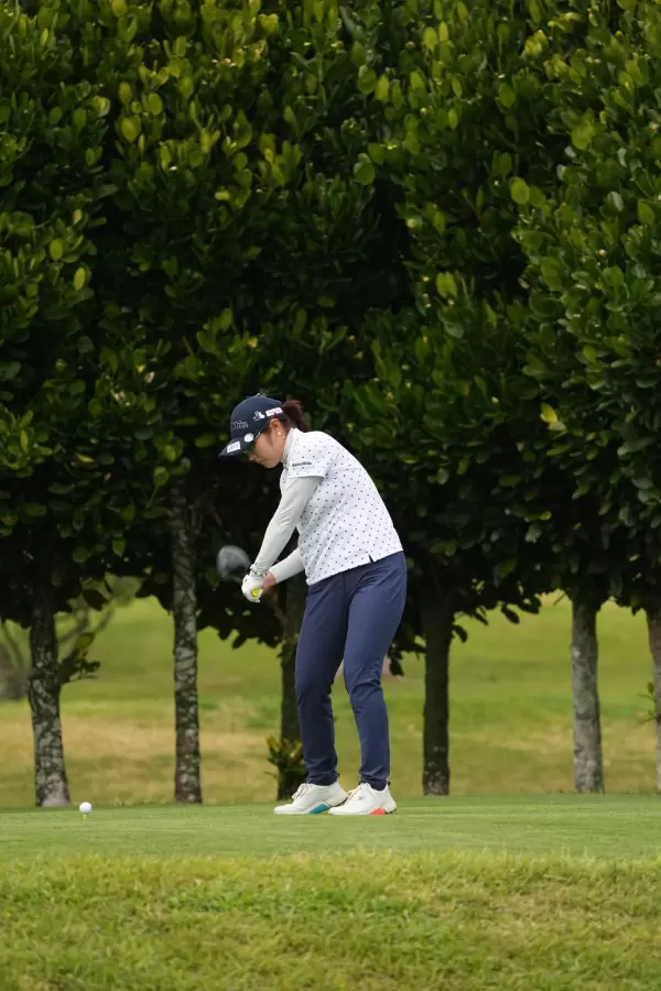 藤田さいきのドライバースイング（斜め前方）連続写真【2022年ダイキンオーキッドレディスゴルフトーナメント】