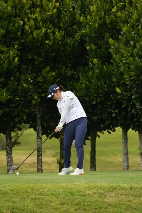 藤田さいきのドライバースイング（斜め前方）連続写真【2022年ダイキンオーキッドレディスゴルフトーナメント】