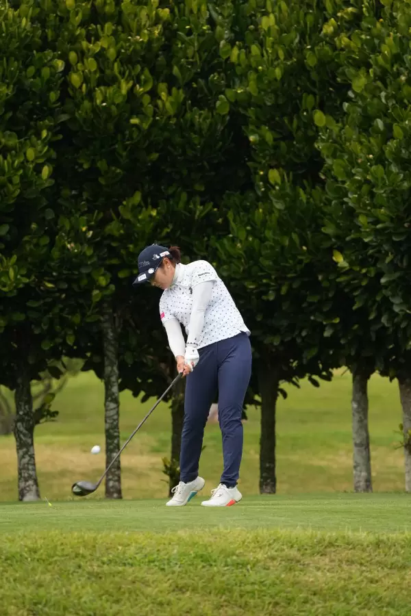 藤田さいきのドライバースイング（斜め前方）連続写真【2022年ダイキンオーキッドレディスゴルフトーナメント】