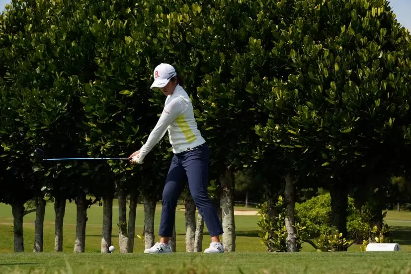 稲見萌寧のドライバースイング（斜め前方）連続写真【2022年ダイキンオーキッドレディスゴルフトーナメント】