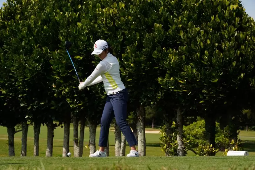 稲見萌寧のドライバースイング（斜め前方）連続写真【2022年ダイキンオーキッドレディスゴルフトーナメント】