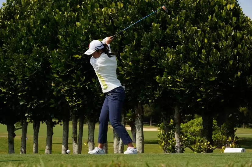 稲見萌寧のドライバースイング（斜め前方）連続写真【2022年ダイキンオーキッドレディスゴルフトーナメント】