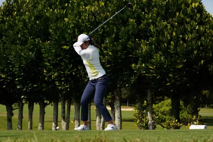 稲見萌寧のドライバースイング（斜め前方）連続写真【2022年ダイキンオーキッドレディスゴルフトーナメント】