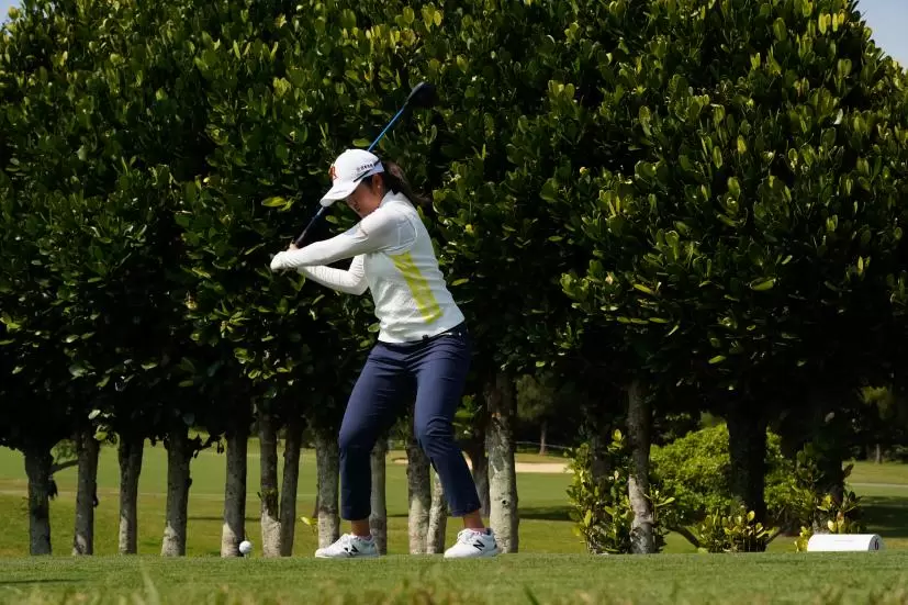 稲見萌寧のドライバースイング（斜め前方）連続写真【2022年ダイキンオーキッドレディスゴルフトーナメント】