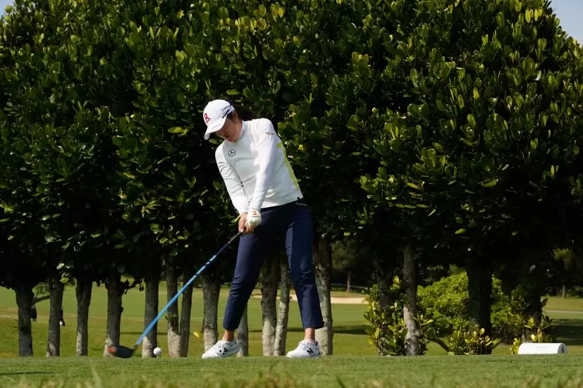 稲見萌寧のドライバースイング（斜め前方）連続写真【2022年ダイキンオーキッドレディスゴルフトーナメント】