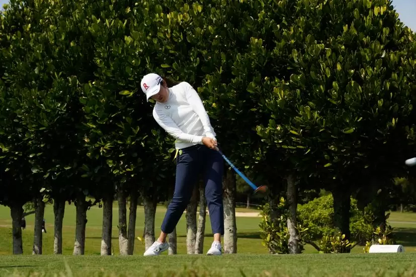 稲見萌寧のドライバースイング（斜め前方）連続写真【2022年ダイキンオーキッドレディスゴルフトーナメント】