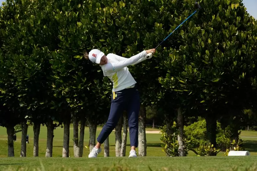 稲見萌寧のドライバースイング（斜め前方）連続写真【2022年ダイキンオーキッドレディスゴルフトーナメント】