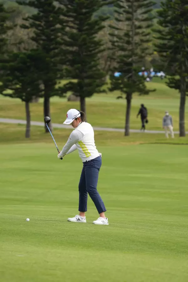 稲見萌寧のフェアウェイウッドスイング（斜め前方）連続写真【2022年ダイキンオーキッドレディスゴルフトーナメント】