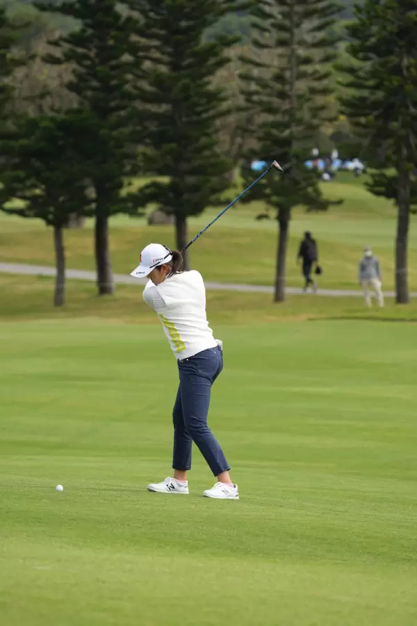 稲見萌寧のフェアウェイウッドスイング（斜め前方）連続写真【2022年ダイキンオーキッドレディスゴルフトーナメント】