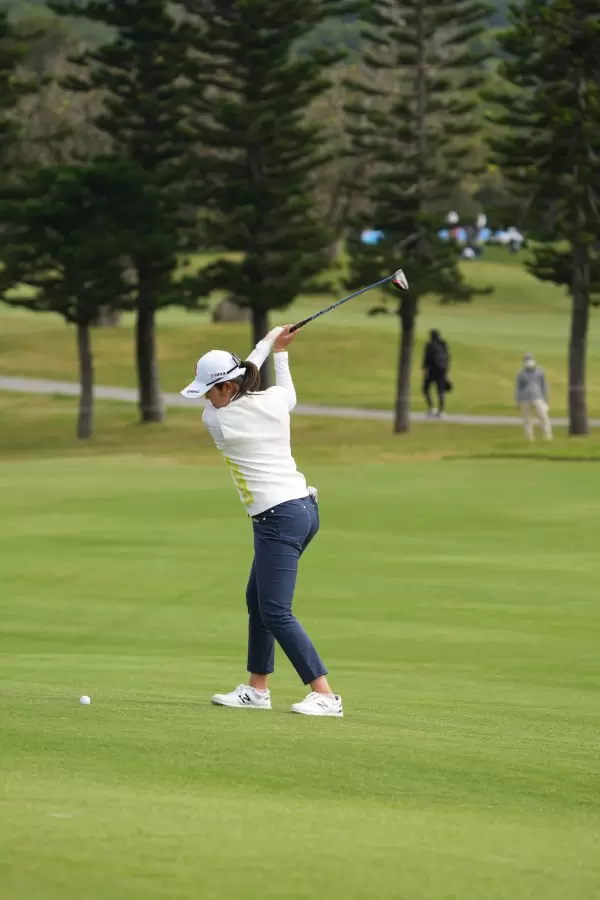 稲見萌寧のフェアウェイウッドスイング（斜め前方）連続写真【2022年ダイキンオーキッドレディスゴルフトーナメント】