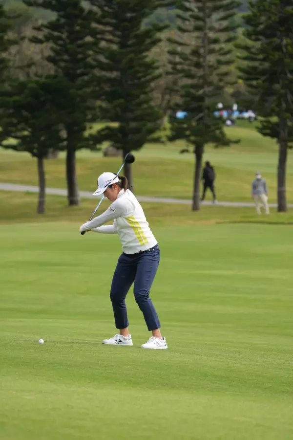 稲見萌寧のフェアウェイウッドスイング（斜め前方）連続写真【2022年ダイキンオーキッドレディスゴルフトーナメント】