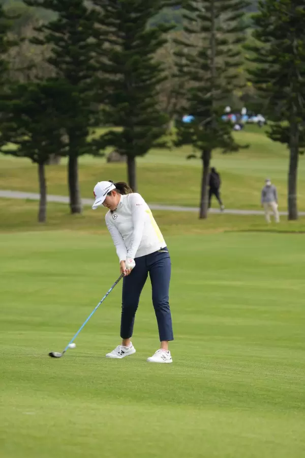 稲見萌寧のフェアウェイウッドスイング（斜め前方）連続写真【2022年ダイキンオーキッドレディスゴルフトーナメント】