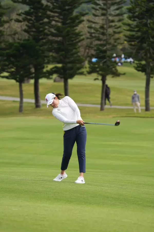 稲見萌寧のフェアウェイウッドスイング（斜め前方）連続写真【2022年ダイキンオーキッドレディスゴルフトーナメント】