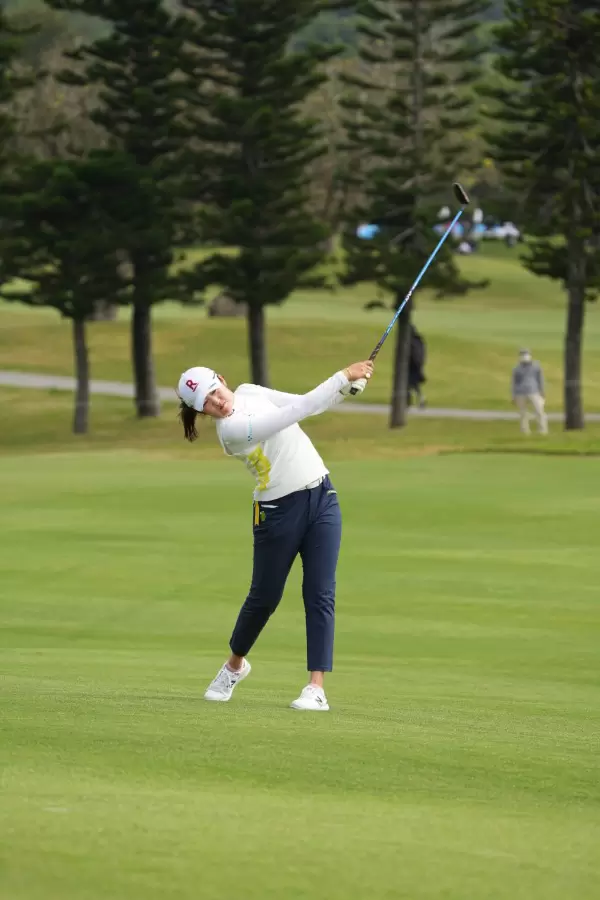 稲見萌寧のフェアウェイウッドスイング（斜め前方）連続写真【2022年ダイキンオーキッドレディスゴルフトーナメント】