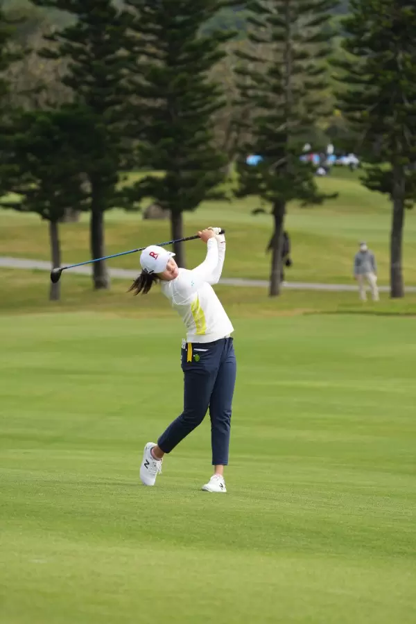 稲見萌寧のフェアウェイウッドスイング（斜め前方）連続写真【2022年ダイキンオーキッドレディスゴルフトーナメント】