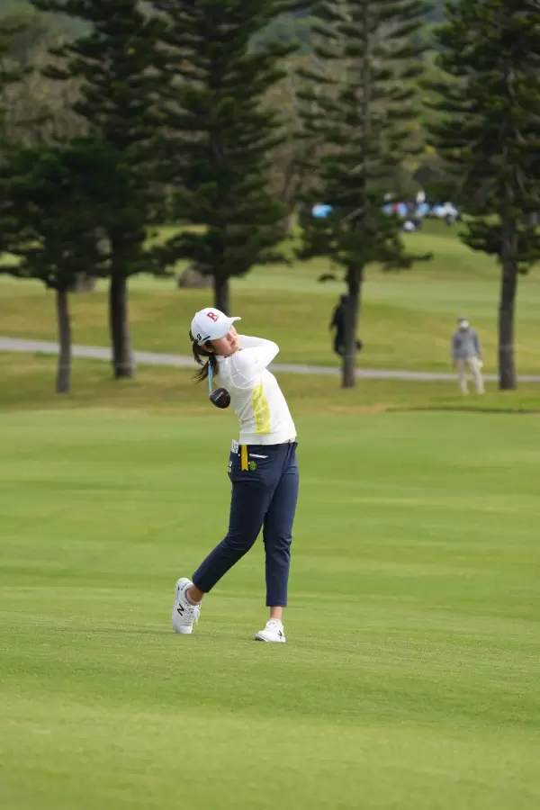 稲見萌寧のフェアウェイウッドスイング（斜め前方）連続写真【2022年ダイキンオーキッドレディスゴルフトーナメント】