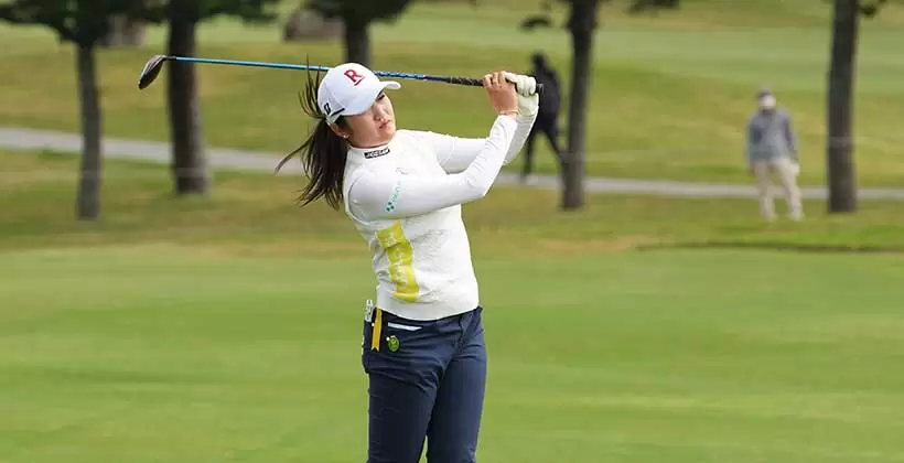 稲見萌寧のフェアウェイウッドスイング（斜め前方）連続写真【2022年ダイキンオーキッドレディスゴルフトーナメント】