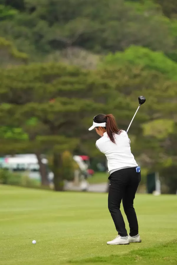 青木瀬令奈のフェアウェイウッドスイング（斜め前方）連続写真【2022年ダイキンオーキッドレディスゴルフトーナメント】