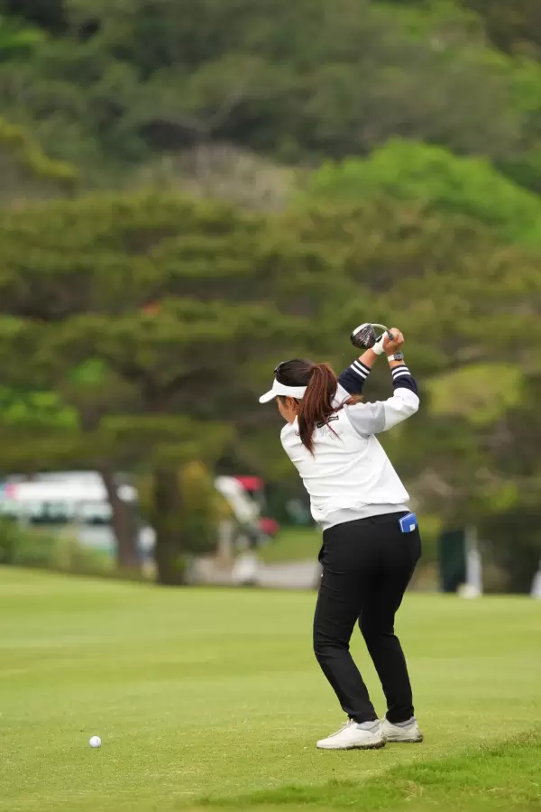 青木瀬令奈のフェアウェイウッドスイング（斜め前方）連続写真【2022年ダイキンオーキッドレディスゴルフトーナメント】