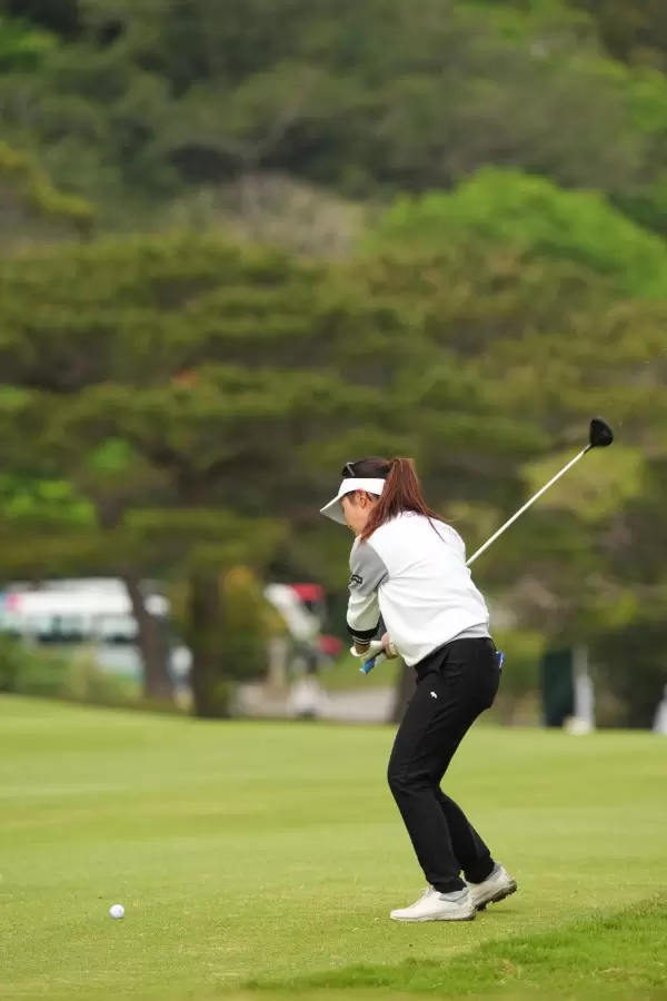 青木瀬令奈のフェアウェイウッドスイング（斜め前方）連続写真【2022年ダイキンオーキッドレディスゴルフトーナメント】