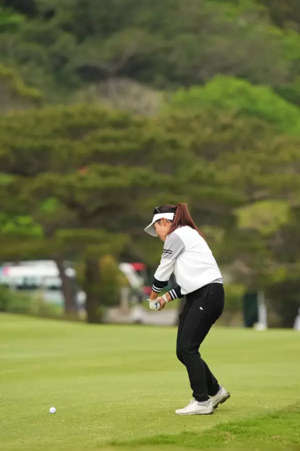 青木瀬令奈のフェアウェイウッドスイング（斜め前方）連続写真【2022年ダイキンオーキッドレディスゴルフトーナメント】
