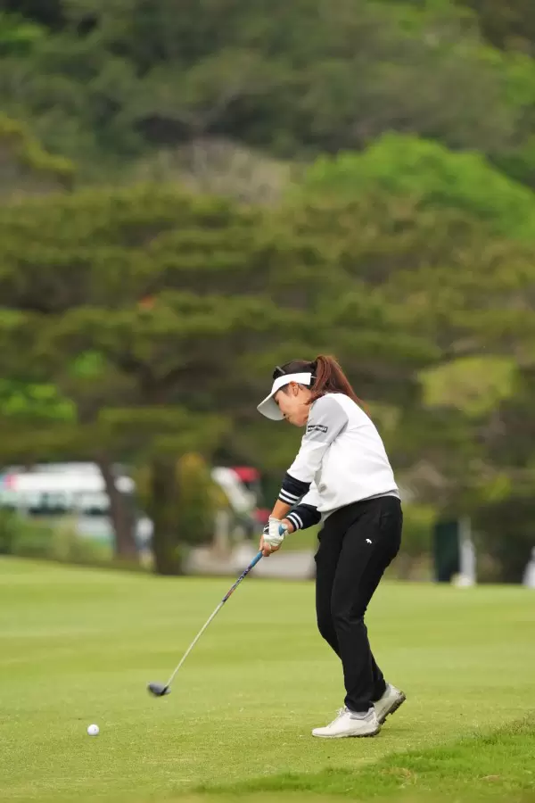 青木瀬令奈のフェアウェイウッドスイング（斜め前方）連続写真【2022年ダイキンオーキッドレディスゴルフトーナメント】