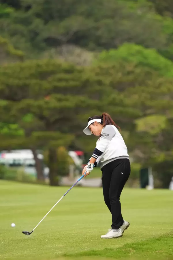 青木瀬令奈のフェアウェイウッドスイング（斜め前方）連続写真【2022年ダイキンオーキッドレディスゴルフトーナメント】