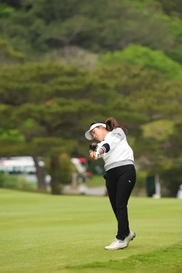 青木瀬令奈のフェアウェイウッドスイング（斜め前方）連続写真【2022年ダイキンオーキッドレディスゴルフトーナメント】