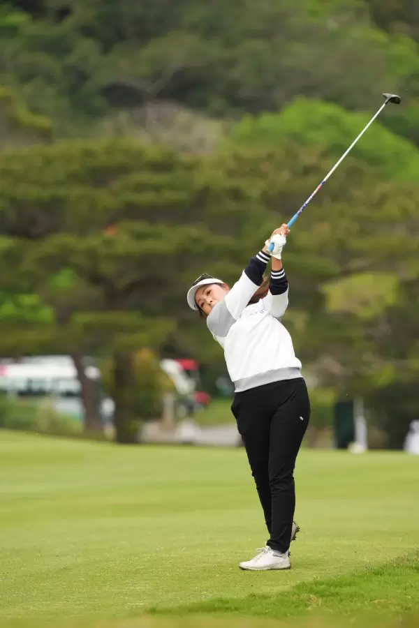 青木瀬令奈のフェアウェイウッドスイング（斜め前方）連続写真【2022年ダイキンオーキッドレディスゴルフトーナメント】