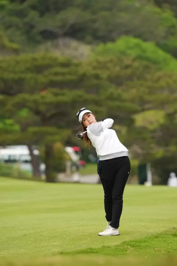 青木瀬令奈のフェアウェイウッドスイング（斜め前方）連続写真【2022年ダイキンオーキッドレディスゴルフトーナメント】
